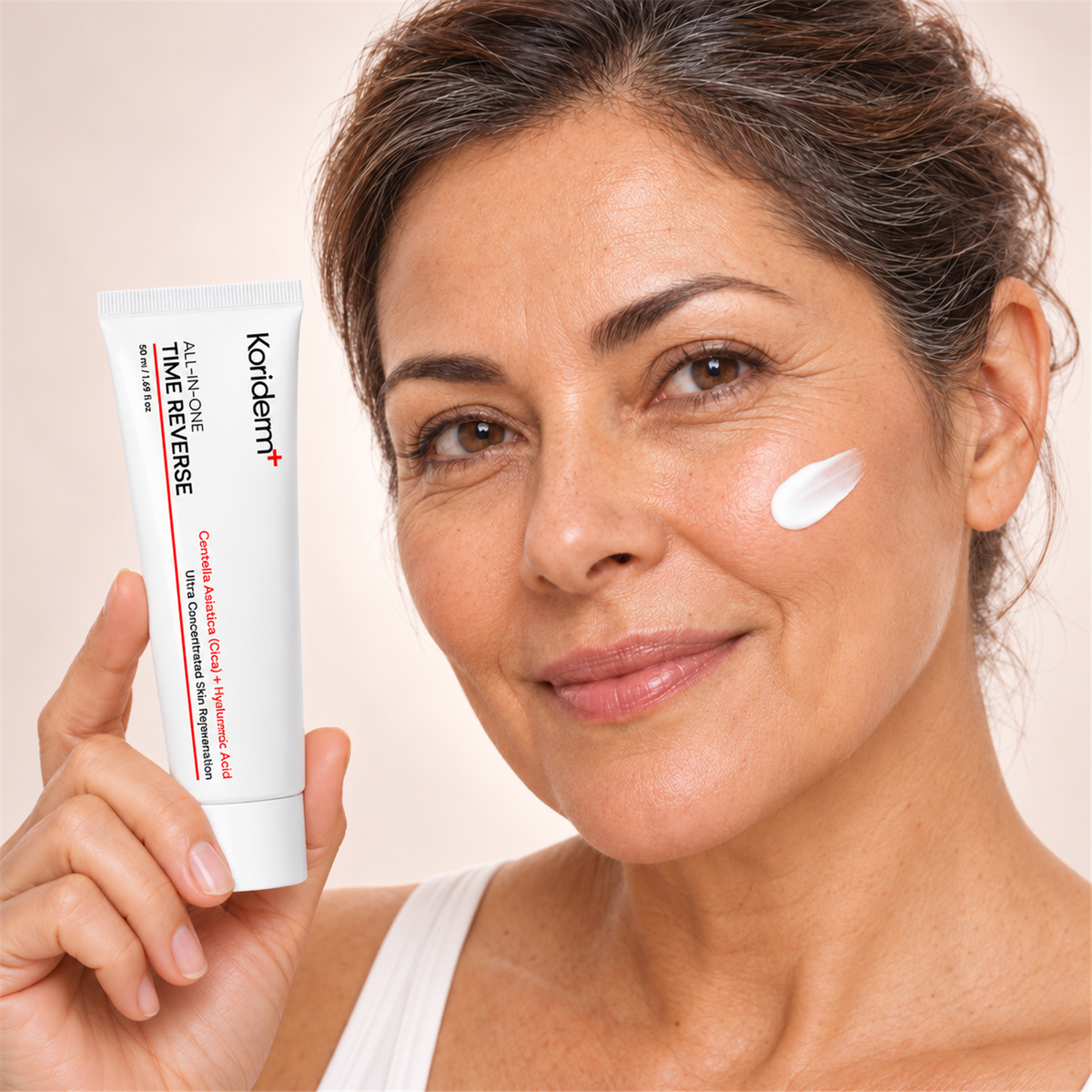 Mujer de 50 con la crema Koriderm